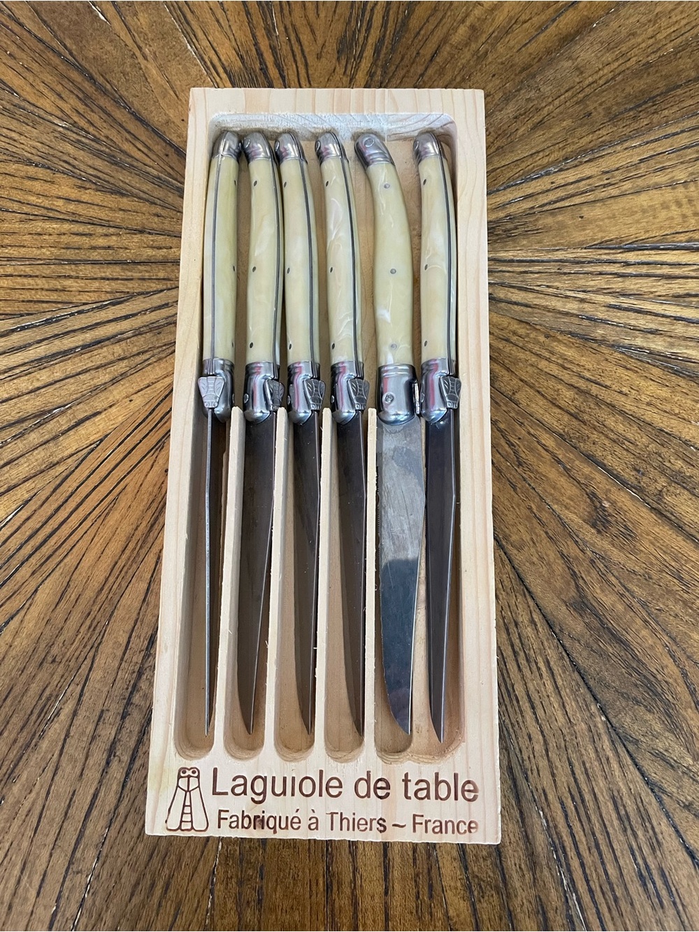 Laguiole de table Set of Six Ivory-Tone Handle Steak Knife Set in Wooden Tray